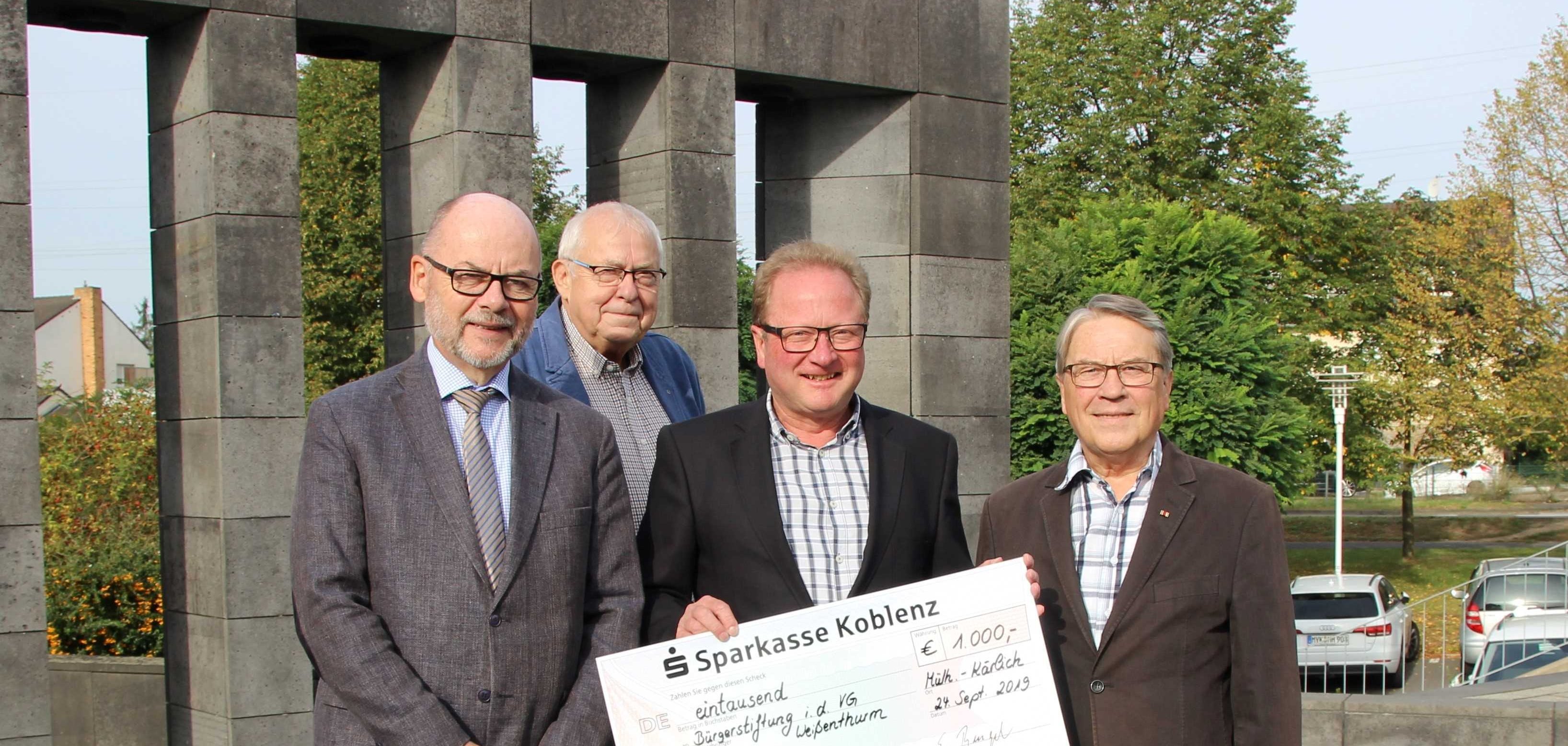 Edgar Bengel (Bildmitte) überreicht den symbolischen Scheck an die Vorstandsmitglieder der Bürgerstiftung Hans Thielen (1.v.li.), Robert Castor (2.v.li.) und Karl-Heinz Dott (1.v.re.) 