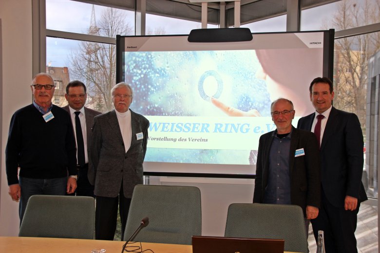Im Rahmen der Informationsveranstaltung stellten die Mitarbeiter der Außenstelle Mayen-Koblenz das kostenlose Hilfsangebot des WEISSEN RINGs vor.  - Link öffnet seitenüberlagerndes Dialog-Fenster