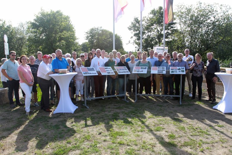 Bei sonnigem Wetter waren zahlreiche Gäste zur Feierstunde in Bassenheim gekommen. 