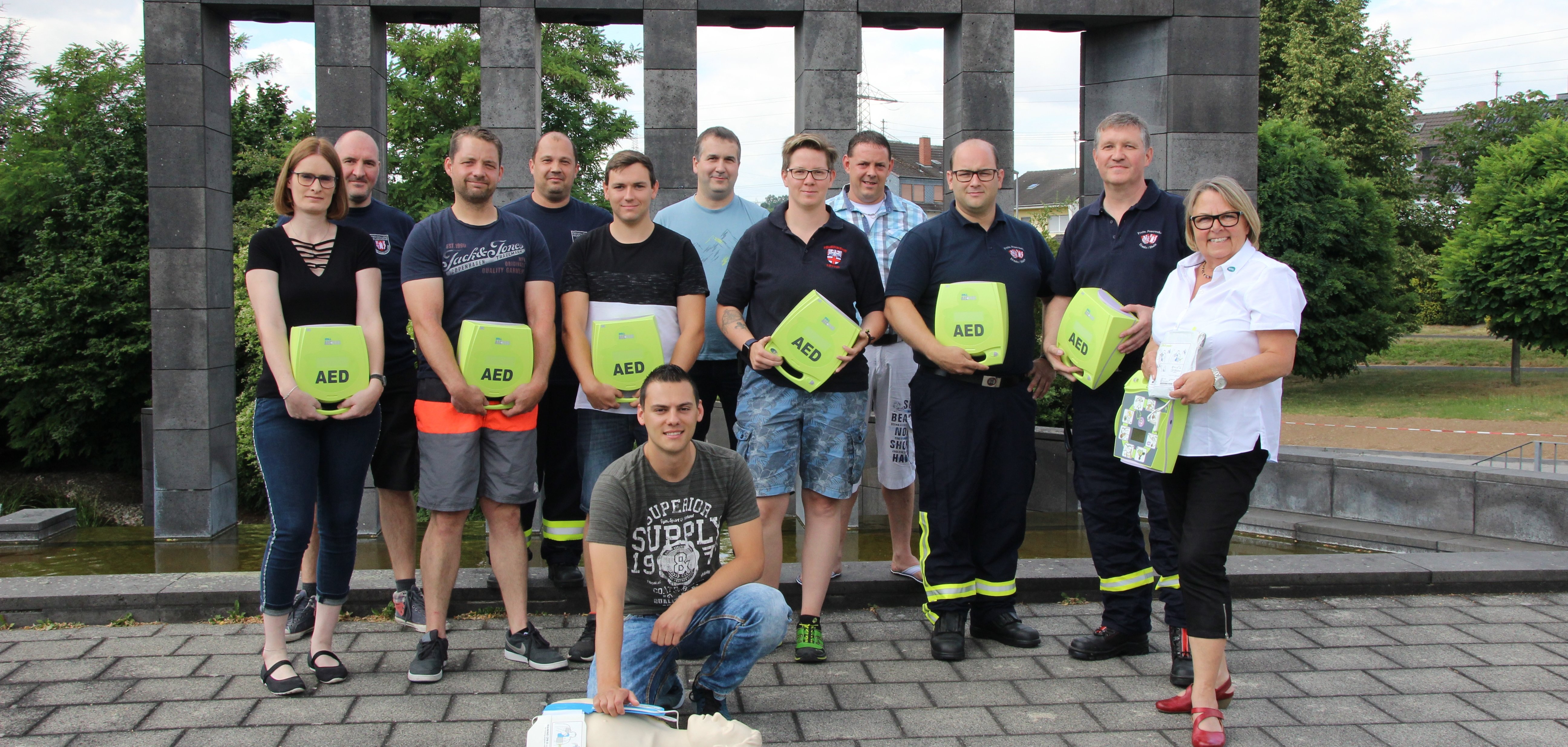 Elf aktive Feuerwehrangehörige nahmen an der offiziellen Unterweisung und Inbetriebnahme der neu beschafften Defibrillatoren teil. 