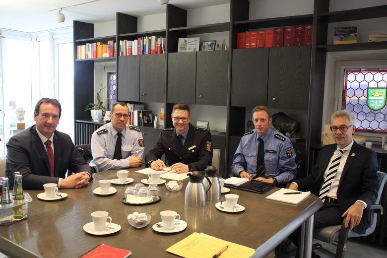 Die Verbandsgemeinde Weißenthurm setzt ihre enge Kooperation mit der Polizei Andernach fort. (v.l.n.r) Thomas Przybylla, Veit Waldgenbach, Christian Kelling, Marc Egner und Erwin Kadenbach. Foto.JPG