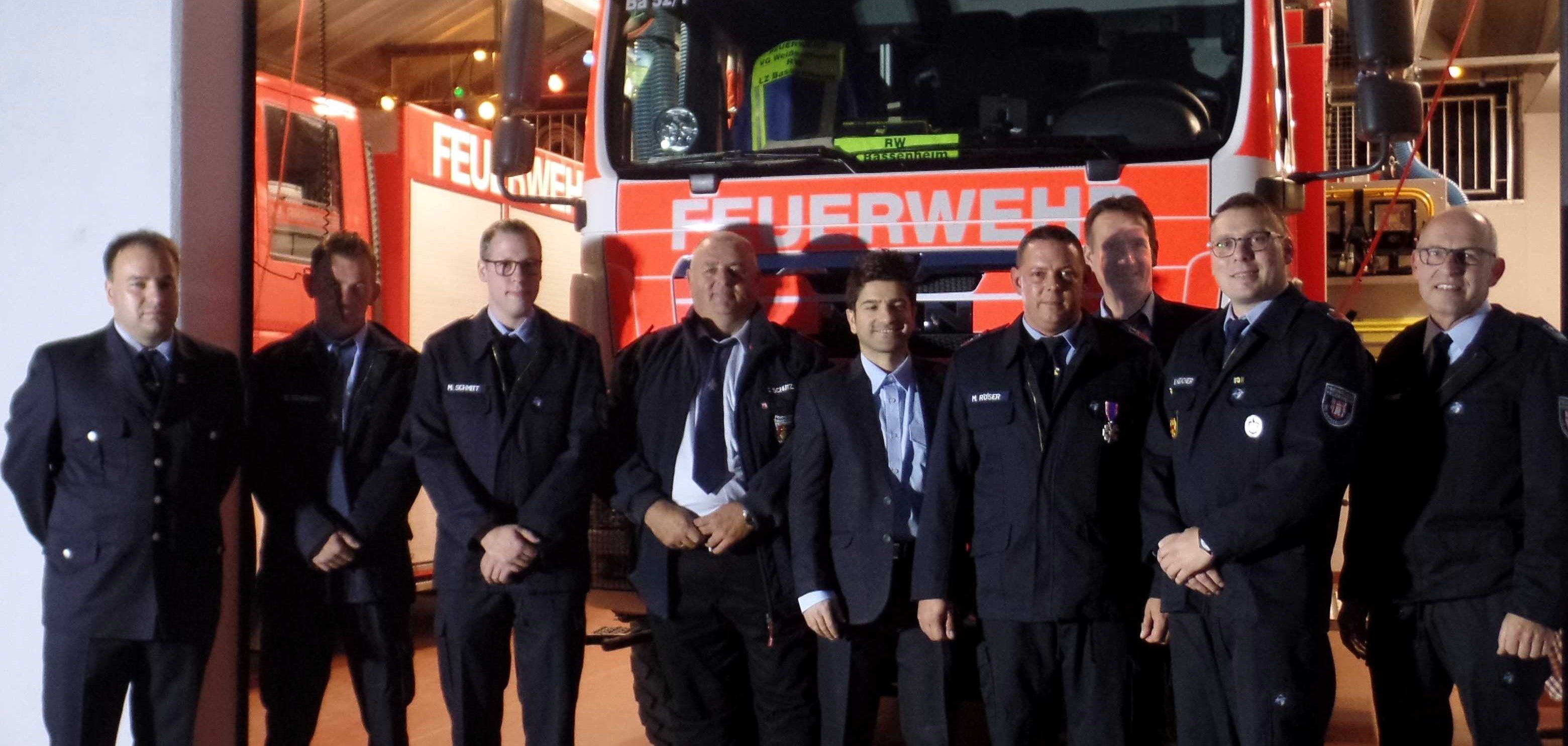 (Bild v.r.n.l.) Wehrleiter Arnd Lenarz, stellv. Wehrführer Volker Heucher, Bürgermeister Przybylla, Wehrführer Michael Röser, Moritz Beigi, Thomas Schütz, Michael Schmitt, Steven Schneider und Jens Nikolai, Vorsitzender Kreisfeuerwehrverband Mayen-Koblenz e. V. 