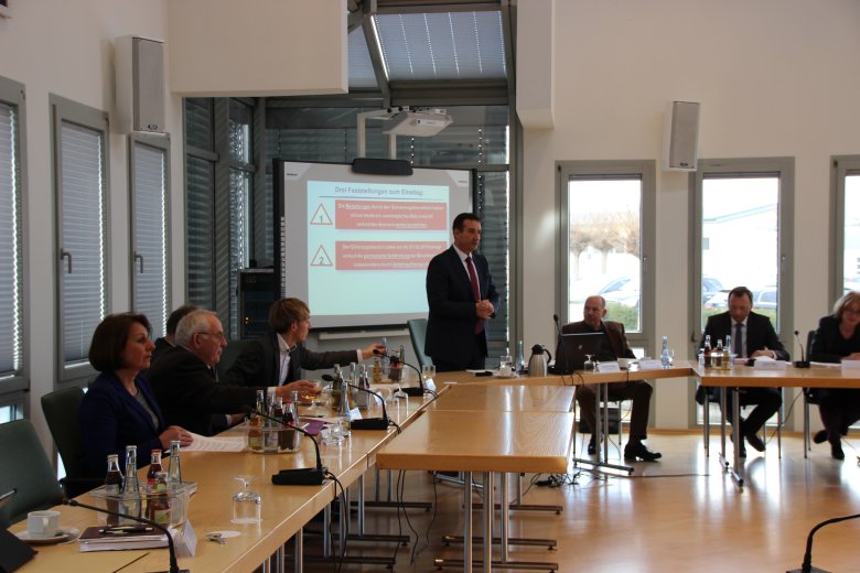 Gastgeber Thomas Przybylla konnte zahlreiche Vertreter aus Politik und Bürgerinitiativen zum gemeinsamen Gespräch im Rathaus der Verbandsgemeinde Weißenthurm begrüßen.