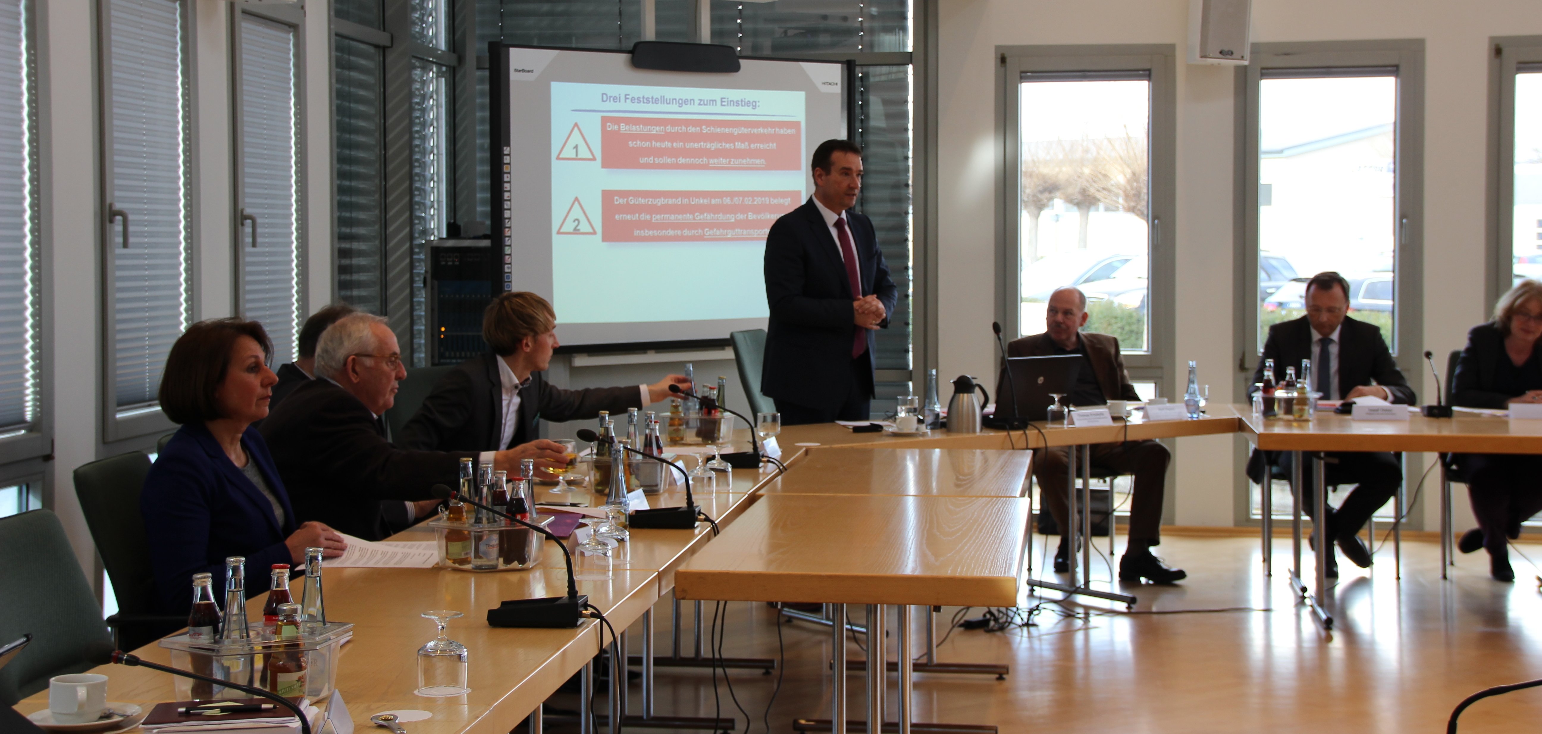 Gastgeber Thomas Przybylla konnte zahlreiche Vertreter aus Politik und Bürgerinitiativen zum gemeinsamen Gespräch im Rathaus der Verbandsgemeinde Weißenthurm begrüßen.