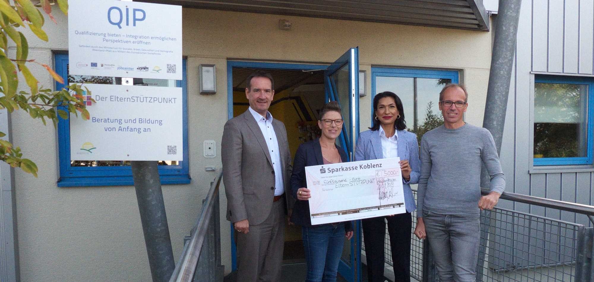 Geschäftsstellenleiterin der Sparkasse Weißenthurm Someie Weiler (Bild 2.v.re.) überreichte Sozialpädagogin Britta Hanstein vom ElternSTÜTZPUNKT (Bild 2.v.l.) den 5.000 Euro-Scheck. Bürgermeister Thomas Przybylla  (Bild li.) und der Leiter des Fachbereichs Jugend, Familie und Bildung Sven Normann (Bild re.) freuen sich über die großartige Spende.