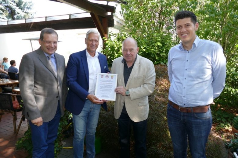 Rolf Papen überreicht Jürgen Konz die Dankurkunde der Bürgerinitiative „WIR gegen Bahnlärm in der VG Weißenthurm e.V.“. (V.l.n.r.) Ralf Schmorleiz, Jürgen Konz, Rolf Papen und Thomas Höfer.