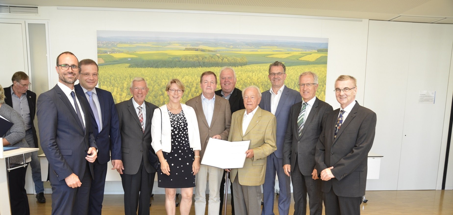 Für sein ehrenamtliches Engagement wurde Maximilian Erbar mit der Ehrennadel des Landes Rheinland-Pfalz ausgezeichnet.