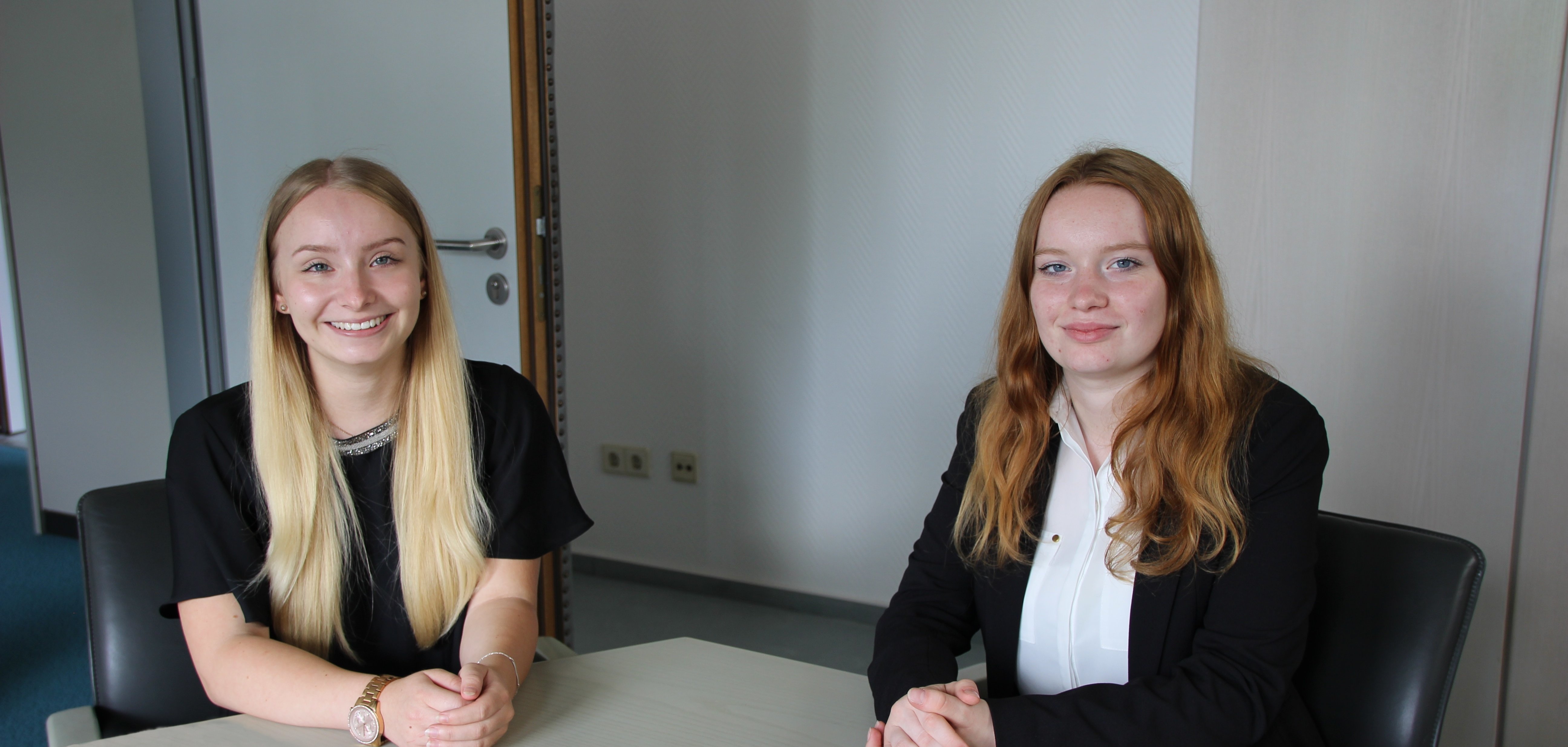 Zwei neue Gesichter in der Verbandsgemeindeverwaltung Weißenthurm: Janine Mews (links) und Allyson Sievert (rechts) starteten am 1. August ihre Ausbildung zur Verwaltungsfachangestellten.