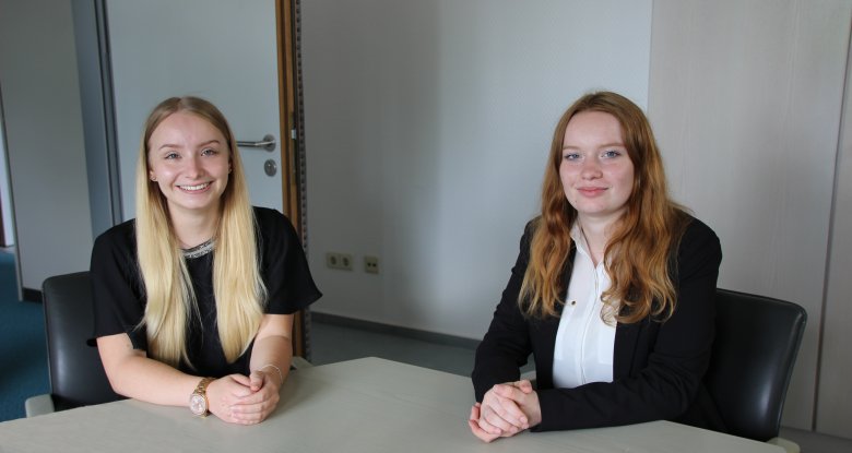 Zwei neue Gesichter in der Verbandsgemeindeverwaltung Weißenthurm: Janine Mews (links) und Allyson Sievert (rechts) starteten am 1. August ihre Ausbildung zur Verwaltungsfachangestellten.