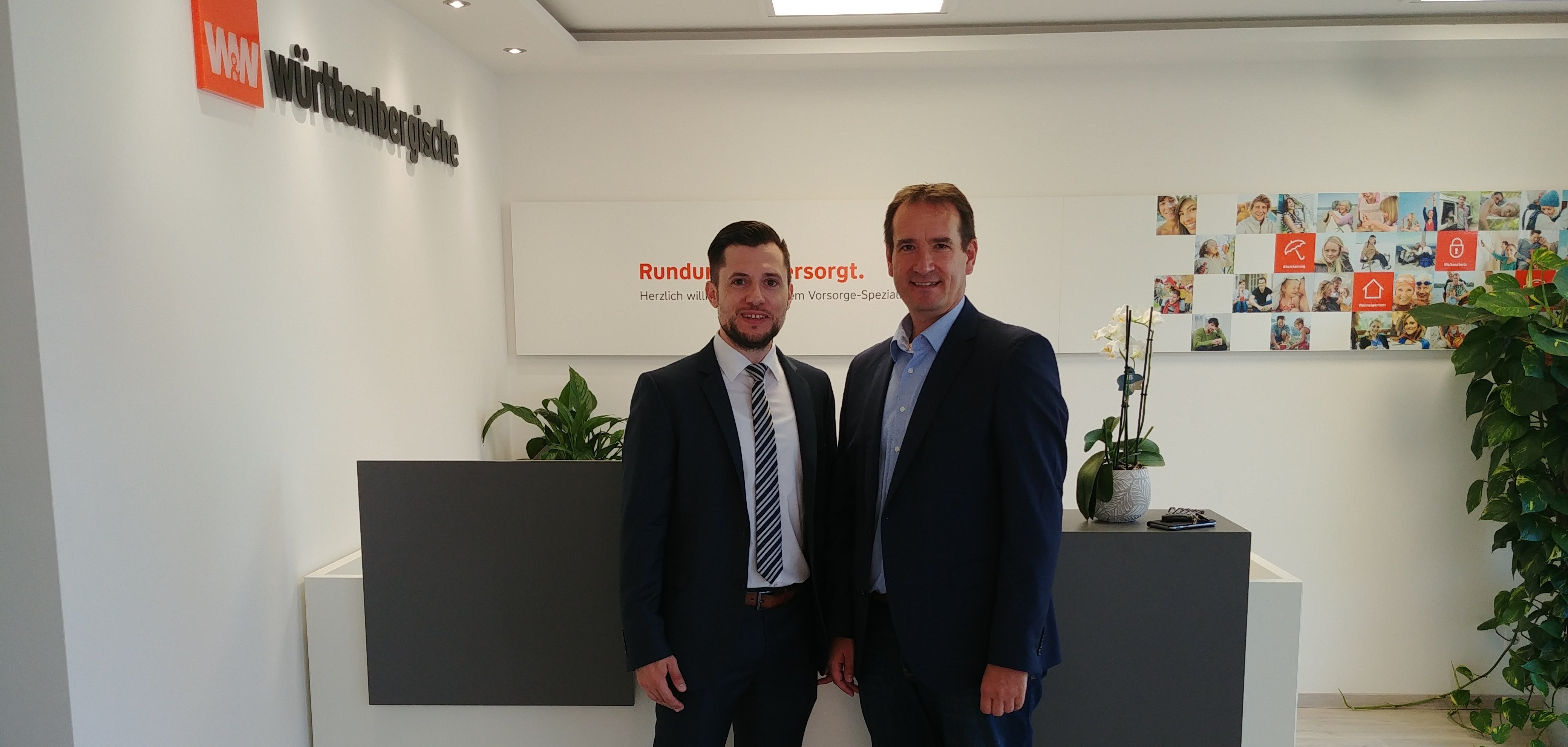 Bürgermeister Thomas Przybylla gratuliert Andreas Müller zur Eröffnung des ersten Vorsorge-Centers der Württembergischen Versicherung AG.