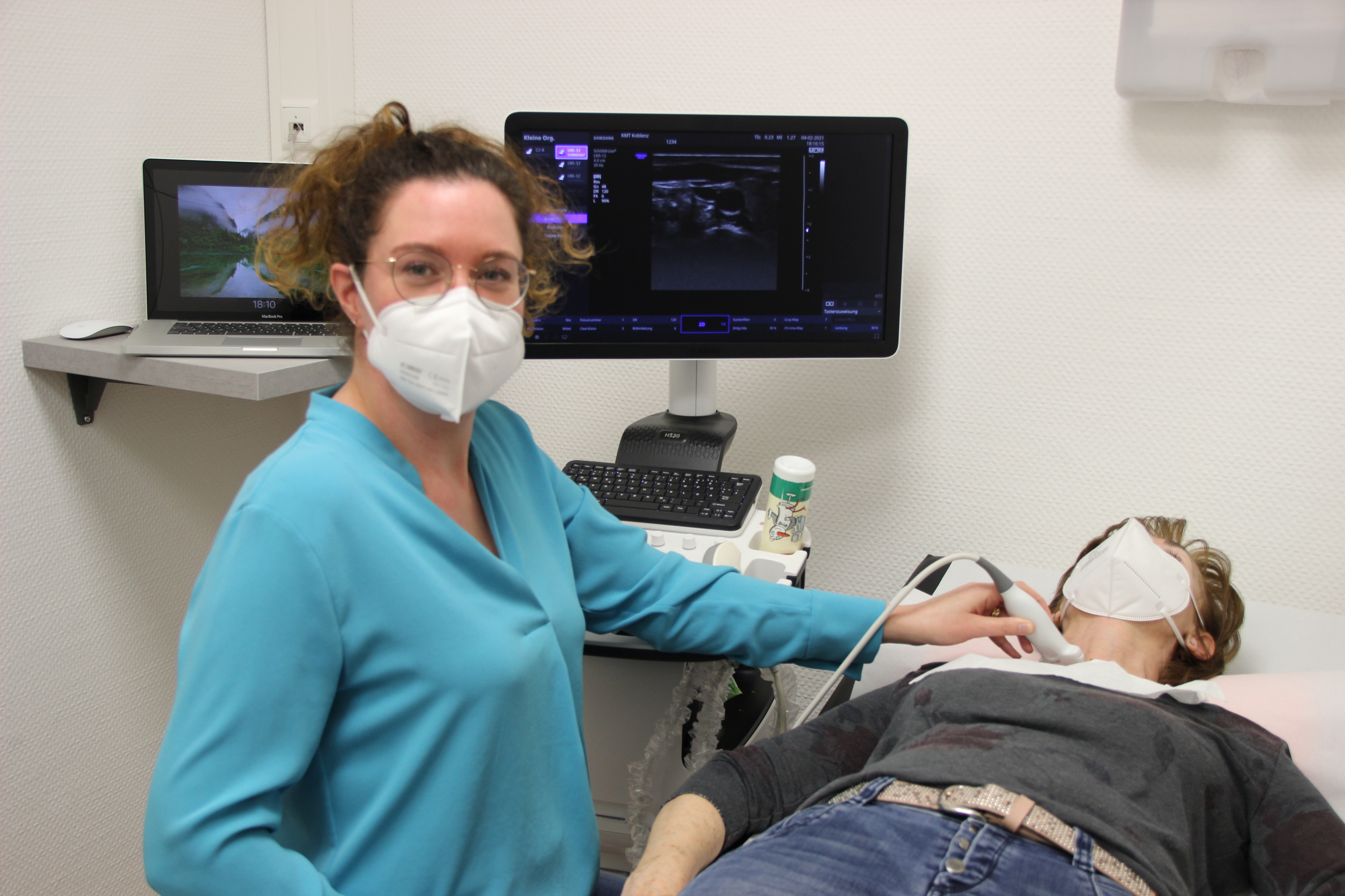 Förderung Fachärzte Dr. Klinghuber führt an einem Patienten, der auf der Liege liegt, eine Ultraschall-Untersuchung durch.