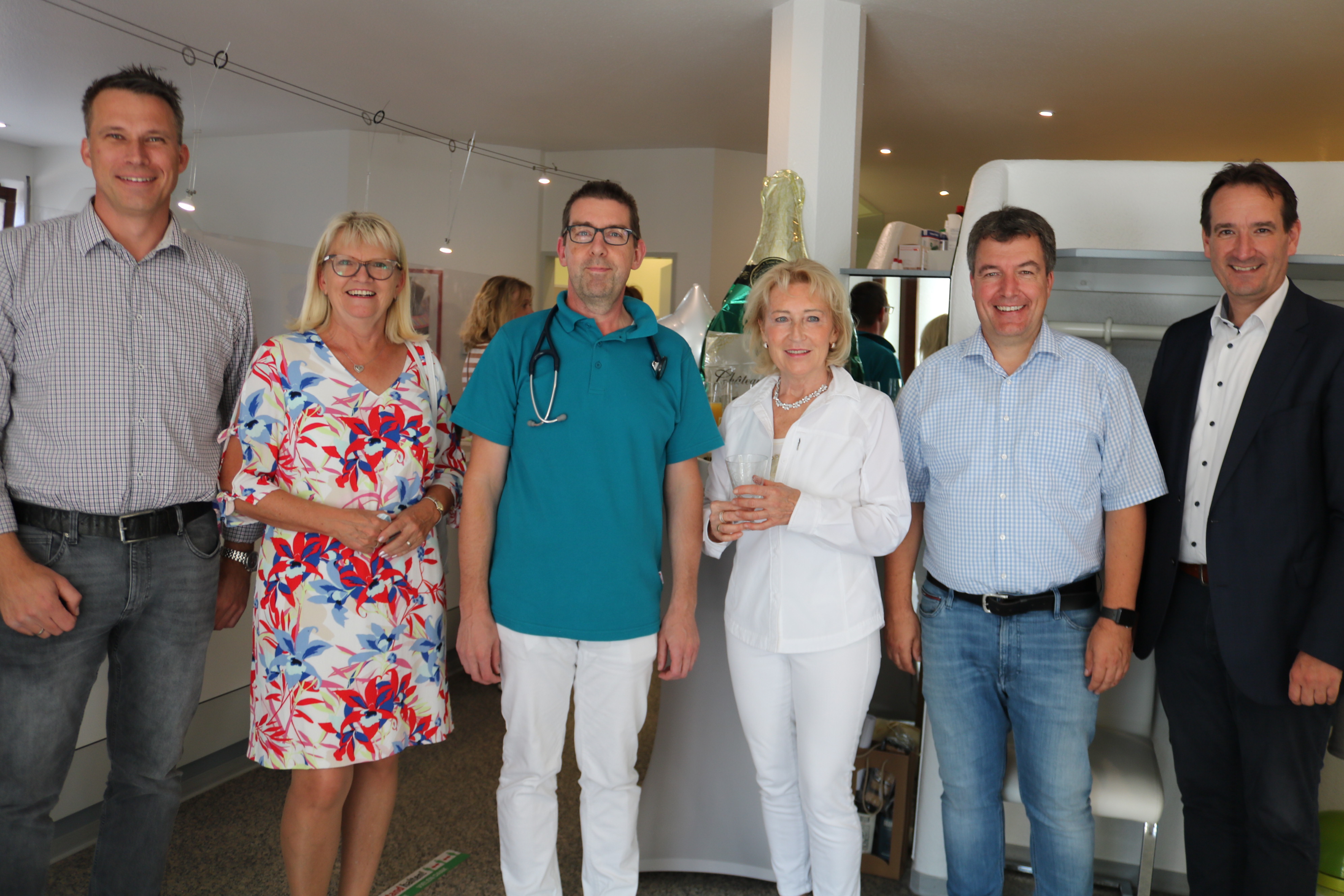 Praxisübernahme Kaltenengers Das neue Praxisteam steht mit Bürgermeister Thomas Przybylla und dem Kaltenengerser Ortsbürgermeister Jürgen Karbach am Empfang.