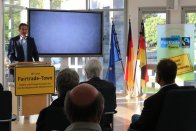 Fairtrade-Zertifizierung Bürgermeister Thomas Przybylla steht im Ratssaal am Rednerpult und spricht zur Zertifizierung der VG als Fairtrade-Kommune.