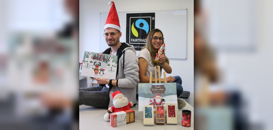 Azubis der VG zeigen Weihnachtsprodukte aus fairem Handel. 