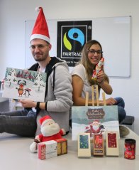 Faire Weihnachten Azubis der VG zeigen Weihnachtsprodukte aus fairem Handel.