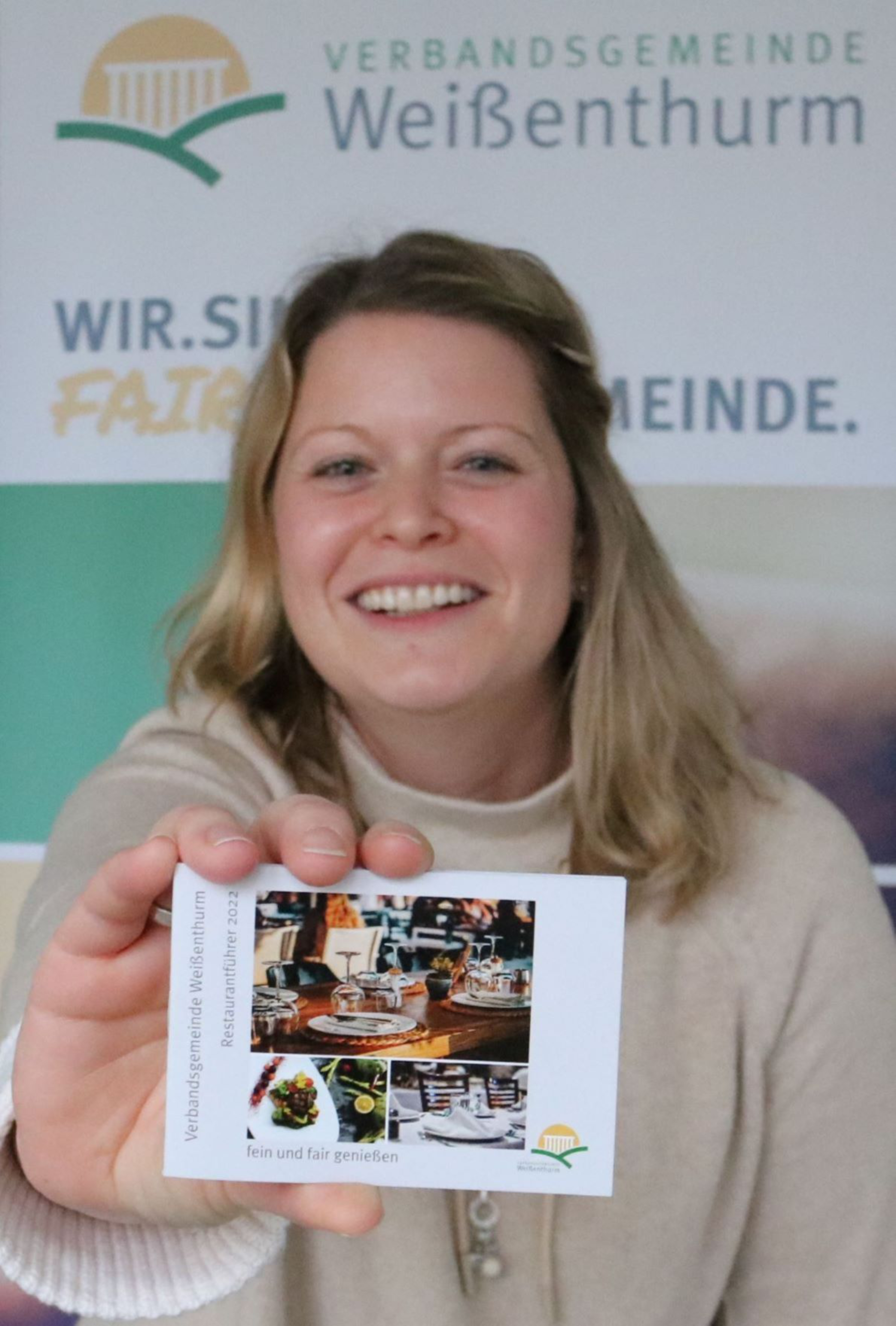 VG-Mitarbeiterin Kristina Uerz zeigt den neuen REstuarnatführer. 