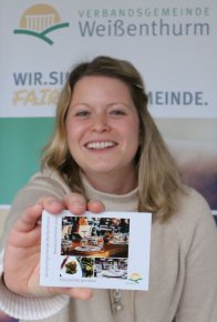 Restaurantführer 2022 VG-Mitarbeiterin Kristina Uerz zeigt den neuen REstuarnatführer.