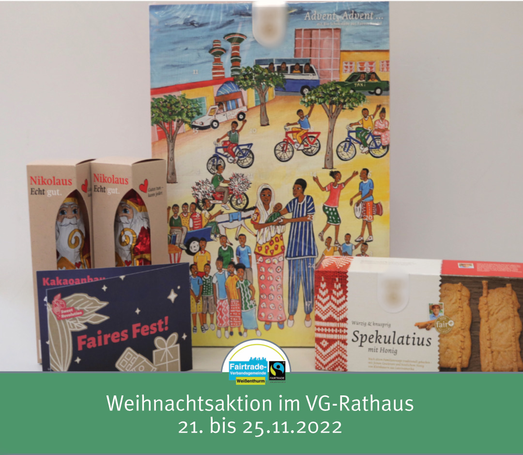 Produkte aus fairem Handel wie Adventskalender und Spekulatius stehen auf einem Tisch.