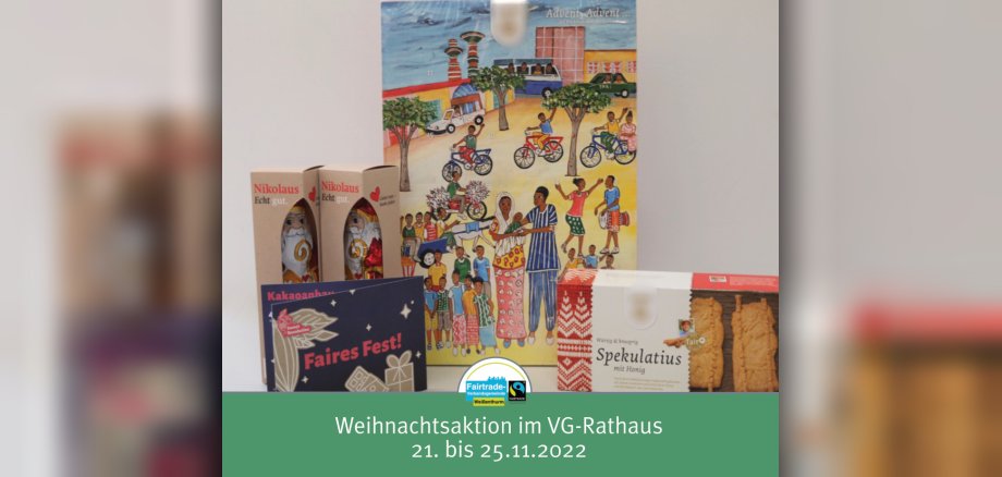 Produkte aus fairem Handel wie Adventskalender und Spekulatius stehen auf einem Tisch.