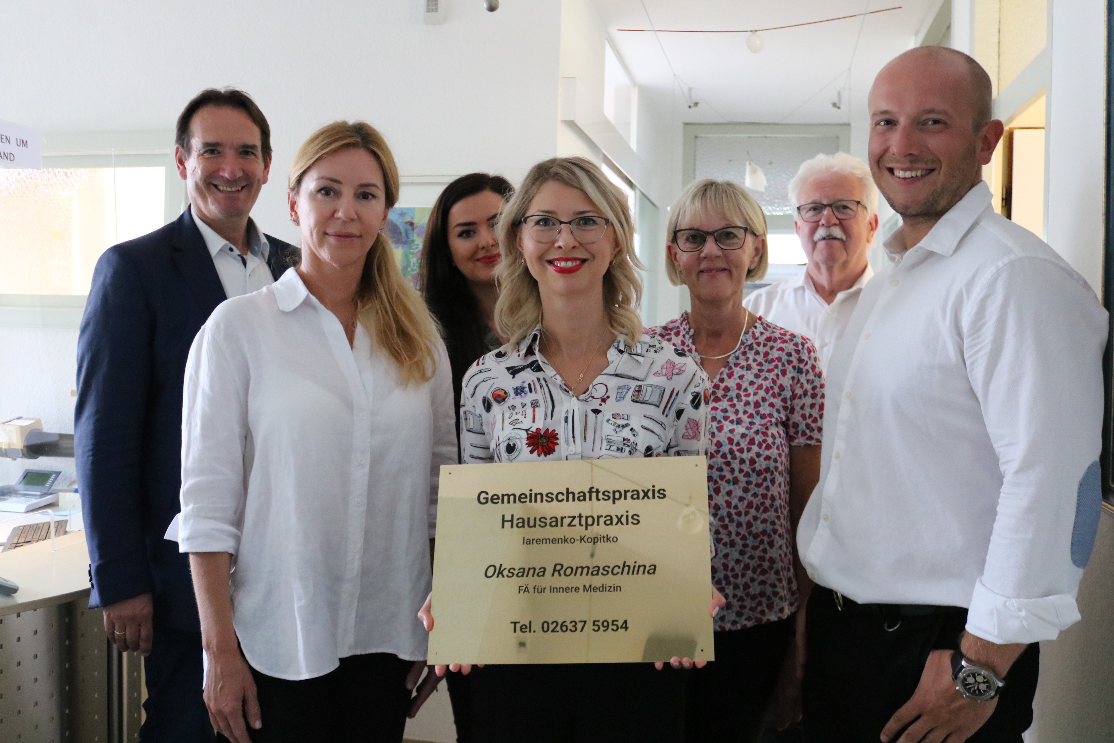 Praxisübernahme Weißenthurm Das neue Praxisteam steht mit Bürgermeister Thomas Przybylla in der Praxis.