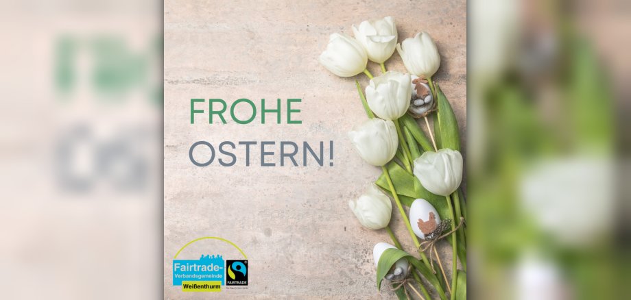 Auf einem Holzuntergrund sind rechts weiße Tulpen und Ostereier zu sehen, unten links das Fairtrade-Logo. 