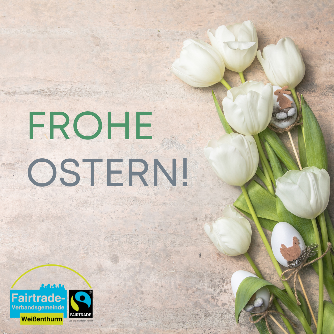 Auf einem Holzuntergrund sind rechts weiße Tulpen und Ostereier zu sehen, unten links das Fairtrade-Logo. 