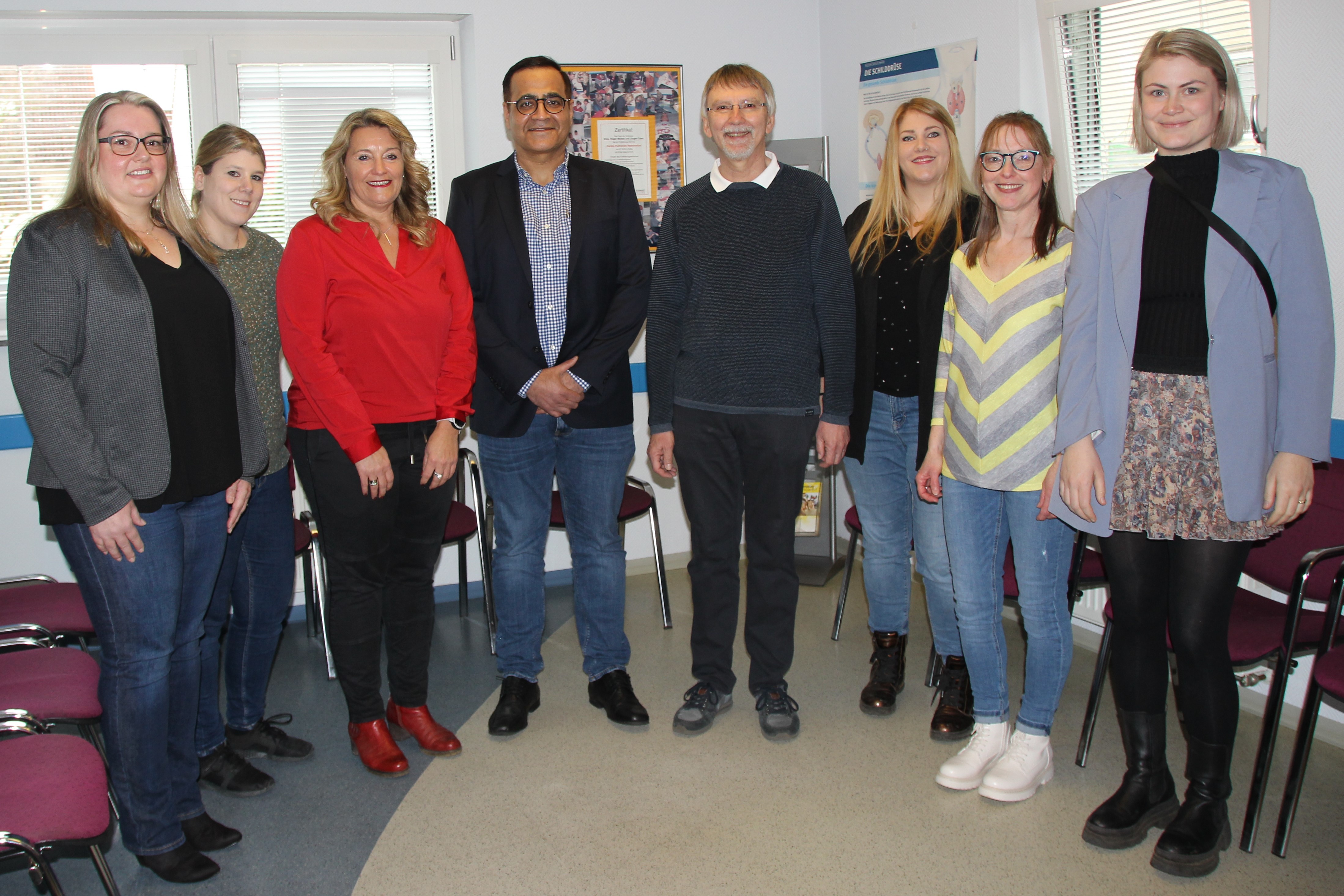 Übergabe Artpraxis Kettig Mit Bürgermeister Thomas Przybylla und der Kettiger Beigeordneten Jennfier Reski steht der neue Arzt mit seinem Team im Wartezimmer der Praxis.
