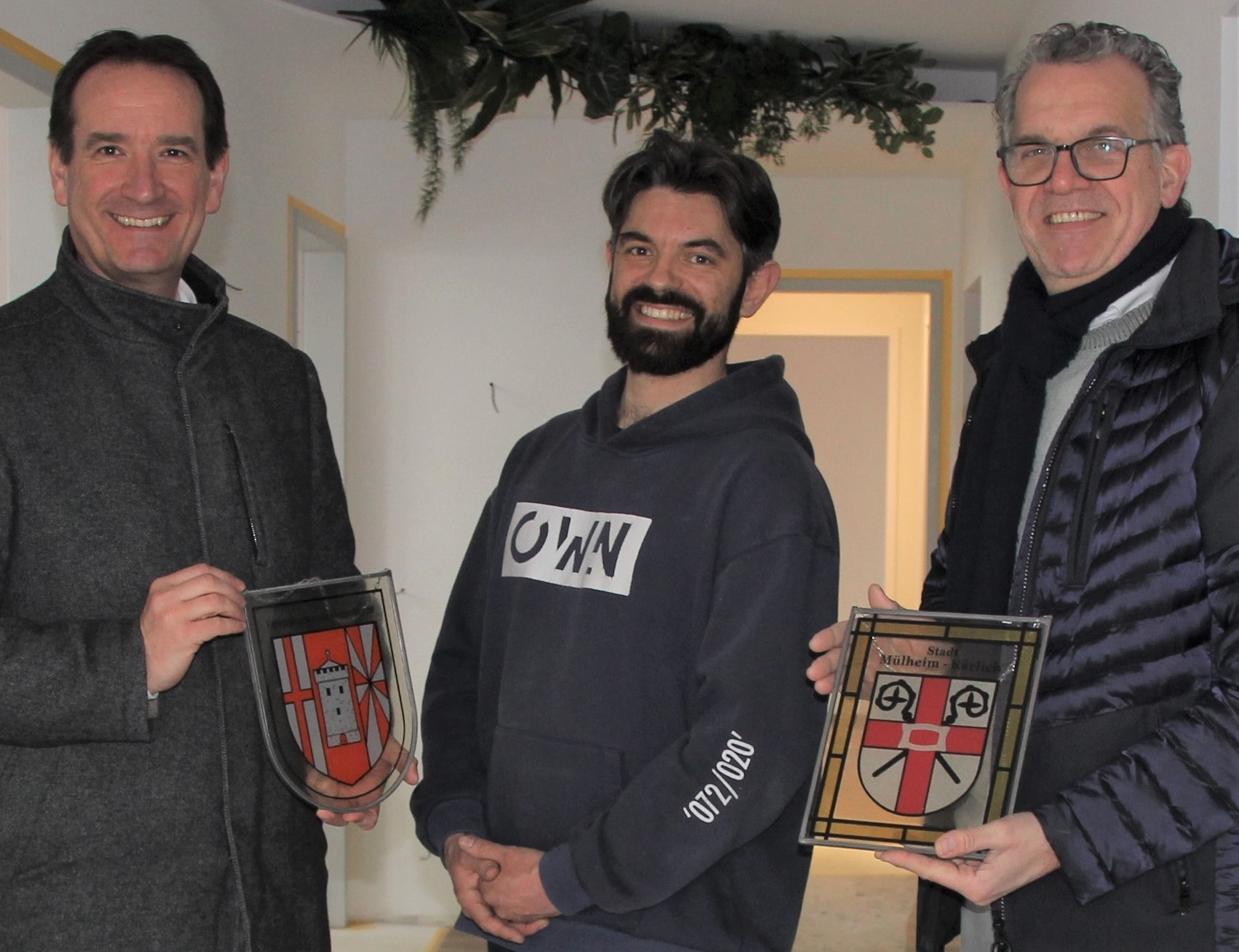 Eröffnung Zahnhüsli VG-Bürgermeister Thomas Przybylla und der Mülheim-Kärlicher Stadtbürgermeister Gerd Harner überreichen zur Eröffnung jeweils das VG- und das Stadtwappen.