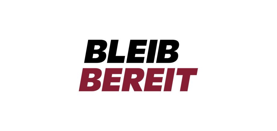 In Großbuchstaben steht in der oberen Zeile in Schwarz bleib, darunter in Rot bereit.