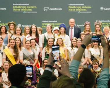 Ausschnitt aus dem Gruppenbild mit den rund 150 Produktmajestäten mit der Kirschblütenkönigin in der obersten Reihe