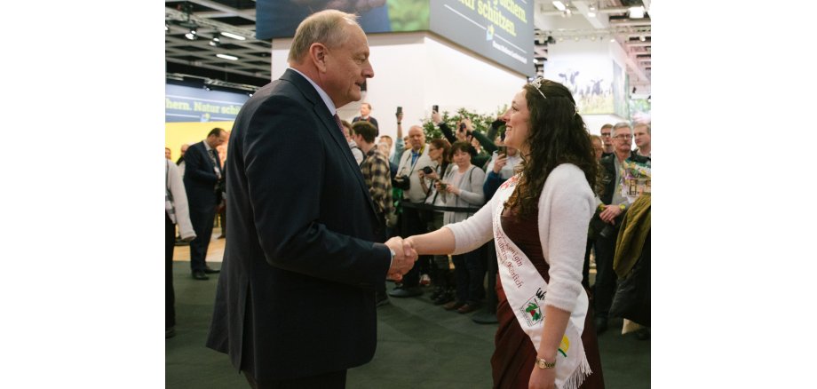 Kirschblütenkönigin Marina I. (rechts) gibt dem Präsident des Deutschen Bauernverbands, Joachim Rukwied, die Hand 
