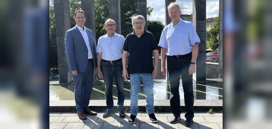 Vor den Säulen am Rathaus der VG stehen (von links) Bürgermeister Thomas Przybylla, der Vorsitzende des Seniorenbeirats Hajo Reif, sein erster Stellvertreter Norbert Besmens und der zweite Stellvertreter Wilfried Zils.