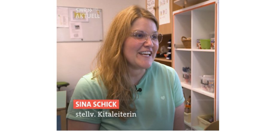 In dem Ausschnitt aus dem SWR-Beitrag ist die stellvertretende Kita-Leiterin Sina Schick zu sehen.