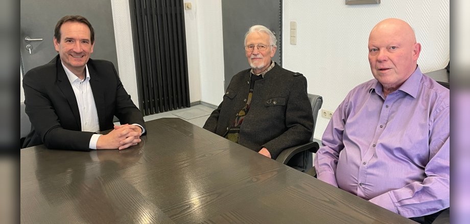 Am Tisch sitzen (von links) Bürgermeister Thomas Przybylla, Dr. Dieter Mannheim und Hans-Peter Braun, die für 45 Jahre in der Kommunalpolitik geehrt wurden.