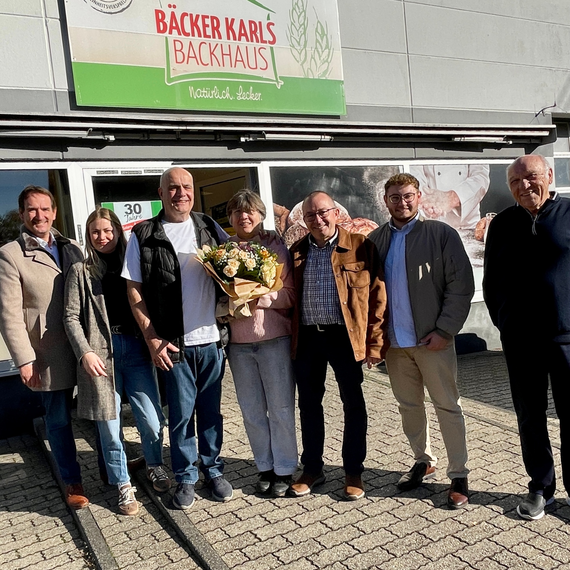 VG-Bürgermeister Thomas Przybylla und der Weißenthurmer Stadtbürgermeister Johannes Juchem gratulieren mit VG-Wirtschaftsförderin Kim Lachmann und Beigeordneten der Stadt Weißenthurm dem Bäckerpaar Haubrich.