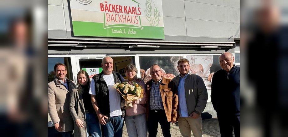 VG-Bürgermeister Thomas Przybylla und der Weißenthurmer Stadtbürgermeister Johannes Juchem gratulieren mit VG-Wirtschaftsförderin Kim Lachmann und Beigeordneten der Stadt Weißenthurm dem Bäckerpaar Haubrich.