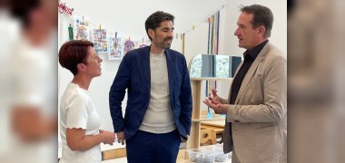 Minister Teuber im Gespräch mit Bürgermeister Thomas Przybylla und Kita-Leiterin Tanja Reuter.