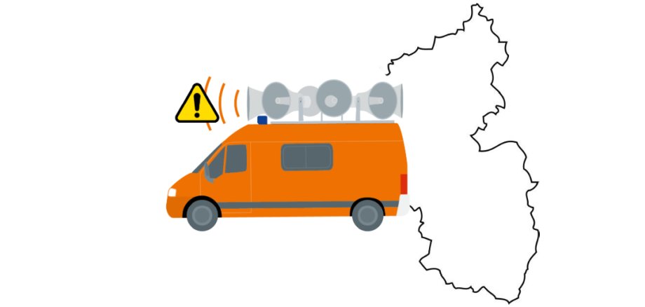 Ein orangefarbener Kleinbus fährt von rechts nach links und trägt mehrere Lautsprecher auf dem Dach. Über ihm ist ein schwarzes Ausrufezeichen in einem gelben Dreieck zu sehen, rechts im Hintergrund die Umrisse der Bundesrepublik Deutschland 