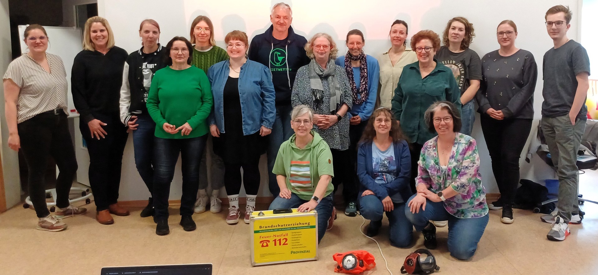 Brandschutzerziehung in der Kita Bassenheim Die beteiligten Erzieherinnen der Kita St. Martin in Bassenheim stehen mit Dozentin Annika Wolff hinter einigen Brandschutzutensilien.