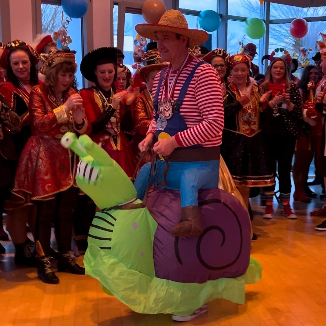 Karnevalsempfang Bürgermeister Schnecke Bürgermeister Thomas Przybylla kommt im Schneckenkostüm in den Ratssaal