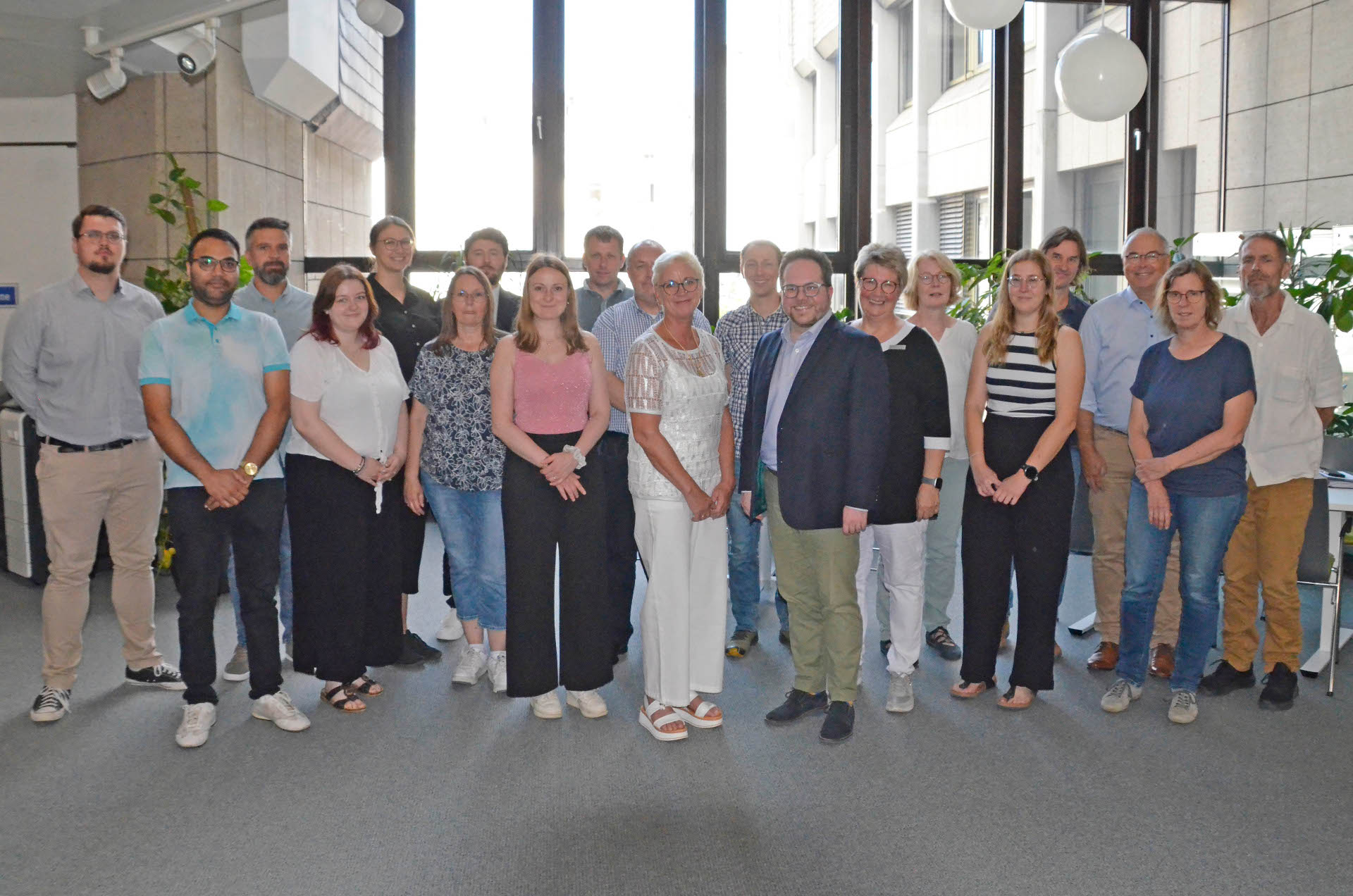 Projektgruppe Gewässerentwicklungskonzept Die Mitglieder der Projektgruppe stehen mit dem Ersten Kreisbeigeordneten Pascal Badziong im Kreishaus.