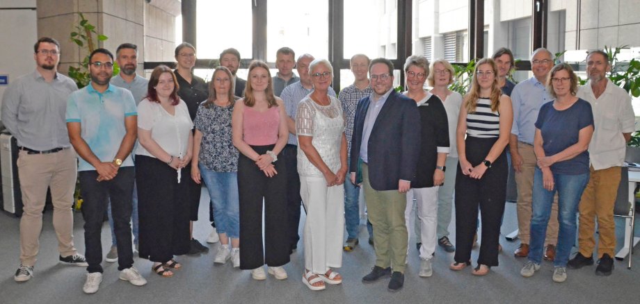 Die Mitglieder der Projektgruppe stehen mit dem Ersten Kreisbeigeordneten Pascal Badziong im Kreishaus. 