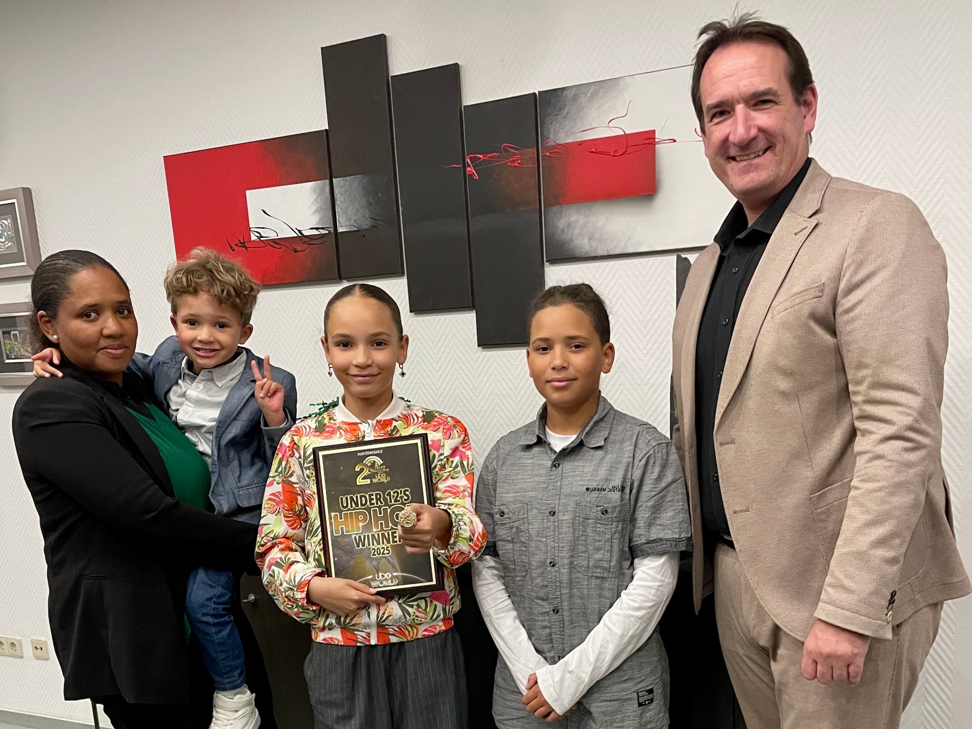 Emma Pinger links neben Thomas Przybylla und ihren beiden jüngeren Brüdern sowie ihrer Mutter