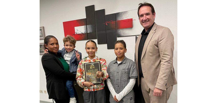 Emma Pinger links neben Thomas Przybylla und ihren beiden jüngeren Brüdern sowie ihrer Mutter