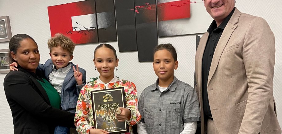 Emma Pinger links neben Thomas Przybylla und ihren beiden jüngeren Brüdern sowie ihrer Mutter