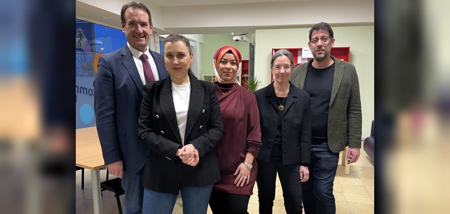 Bürgermeister Przybylla steht links, rechts von ihm die beiden Mitarbeiterinnen des Lerntreffs, Christian Luxem von der Perspektive und Caudia Hauck von der vhs.