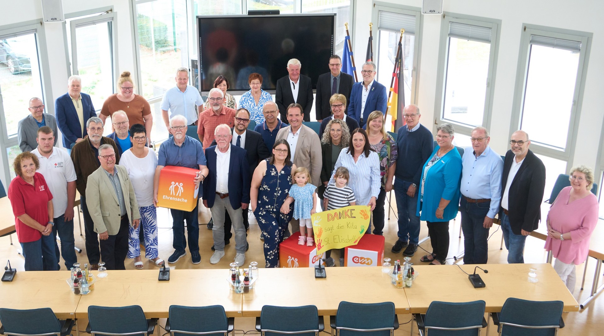 Im Ratssaal der VG stehen die Preisträger mit Bürgermeister Thomas Przybylla und evm-Vertretern.