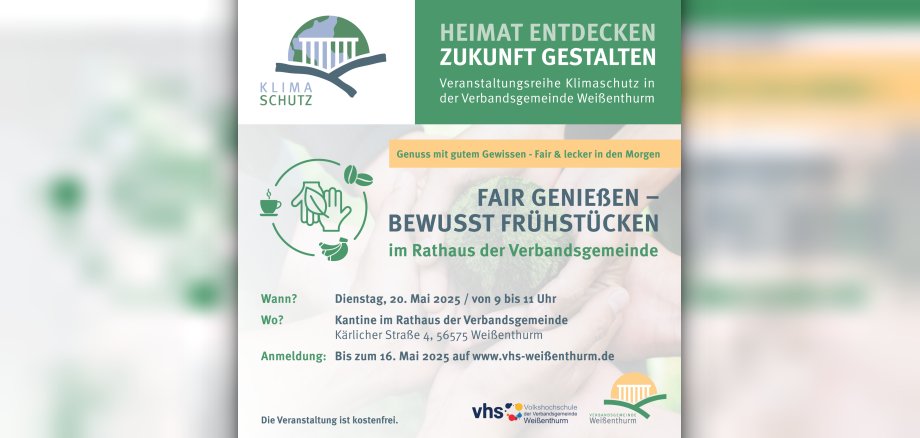 Im Design der Klimaschutzreihe sind vor dem blassen Hintergrund einer Weltkugel aus Moos in zwei Händen die Details zum fairen Frühstück aufgelistet. 