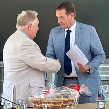 Abschied Pohling Handschlag Bürgermeister Thomas Przybylla gibt Holger Pohling die Hand.