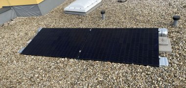Auf dem Dach der Kita Schillerstraße ist ein Balkonkraftwerk installiert. 